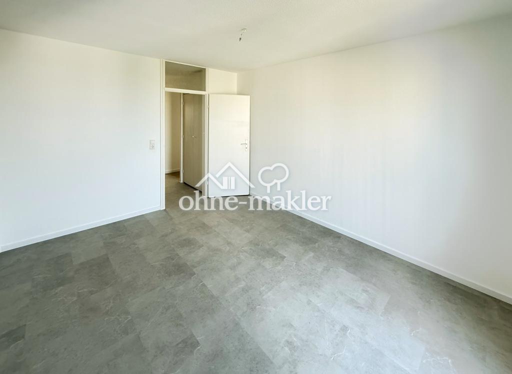 Komplett renovierte 3-Zimmer-Wohnung mit Panoramablick, Einbauküche & Garage - Photo 2