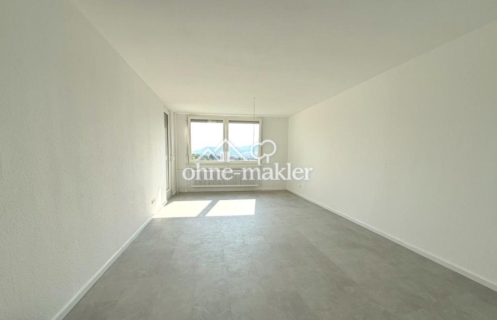 Komplett renovierte 3-Zimmer-Wohnung mit Panoramablick, Einbauküche & Garage - Photo 1