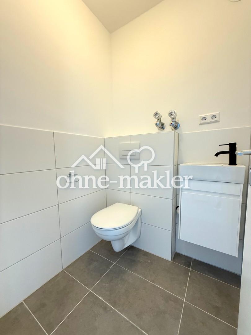 Komplett renovierte 3-Zimmer-Wohnung mit Panoramablick, Einbauküche & Garage - Photo 5