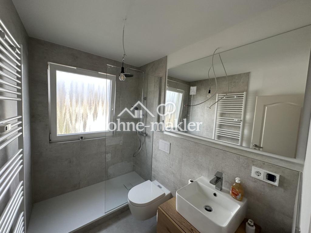 Exklusiv modernisierte 3-Zimmer-Wohnung mit Südbalkon, neuem Bad & Einbauküche - Photo 2