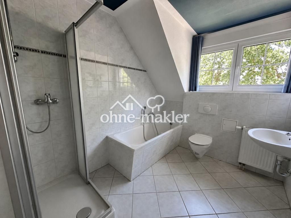 Modernisierte 2-Zimmer-Wohnung mit Einbauküche, Balkon & Carport - Photo 3