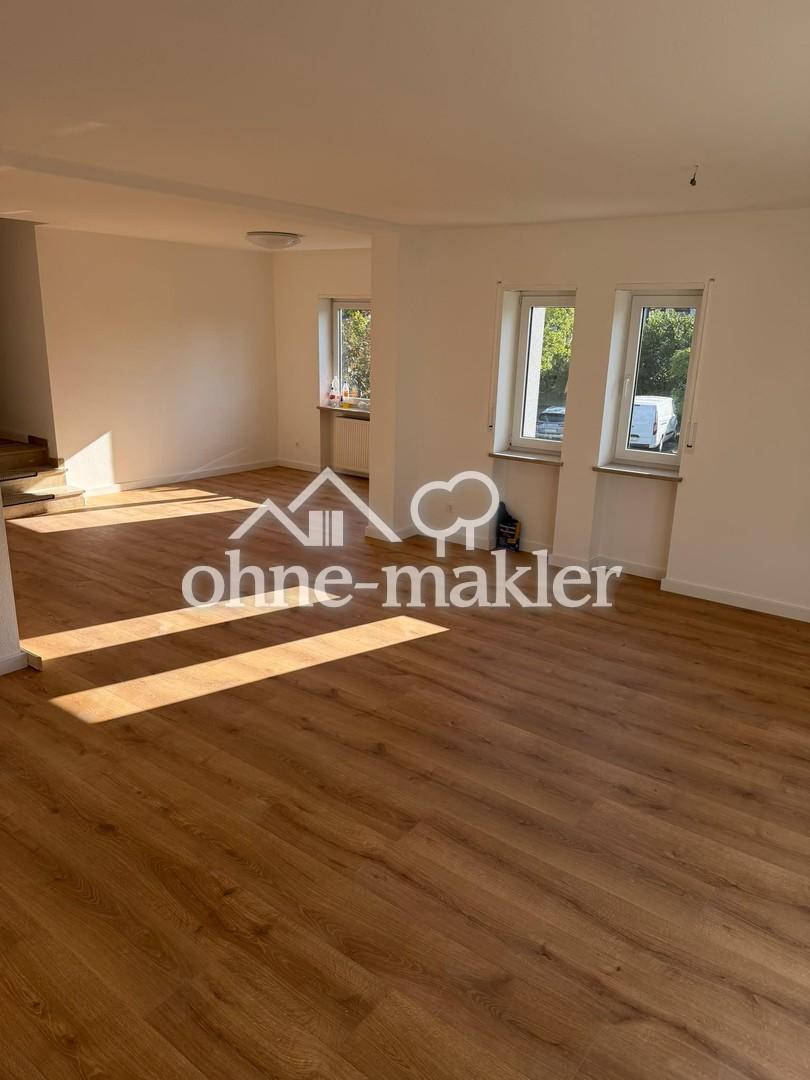Helle renovierte 4 Zimmer Wohnung mit Balkon, Einbauküche & 2 Stellplätzen - Foto 1