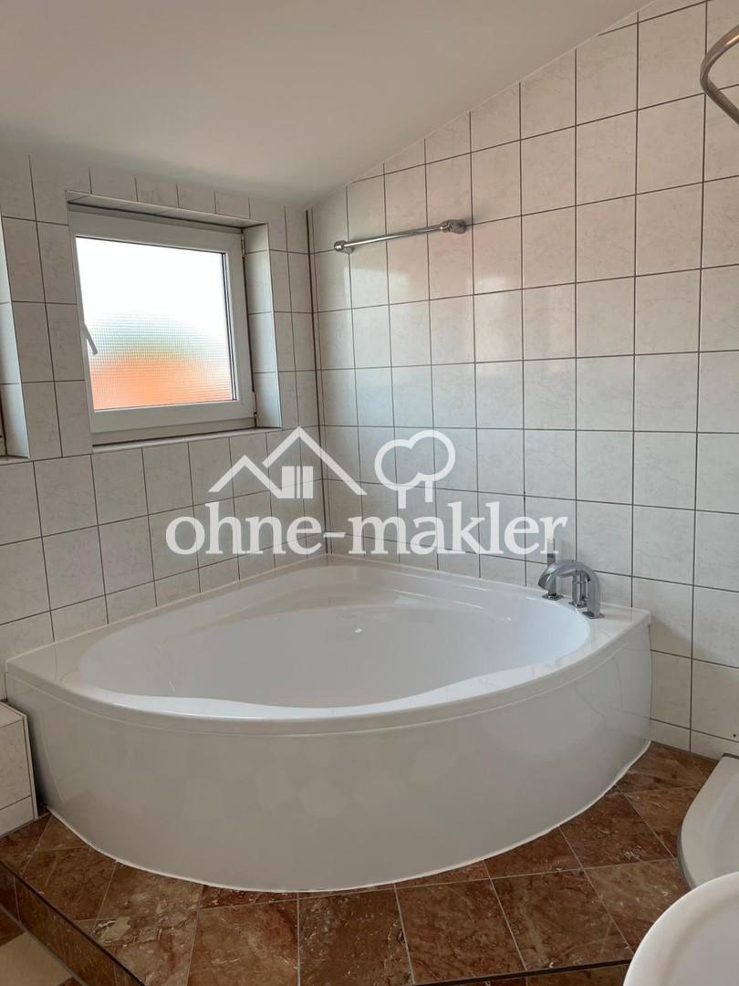 Moderne 3-Zimmer-Dachgeschosswohnung mit Balkon, Loggia & Einbauküche - Photo 5