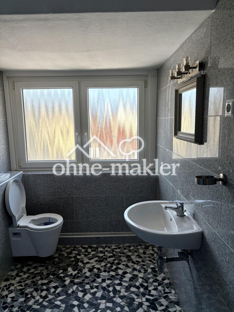 Gemütliche 3-Zimmer-Dachgeschosswohnung mit EBK in zentraler Lage – ab 01.09. frei - Photo 3