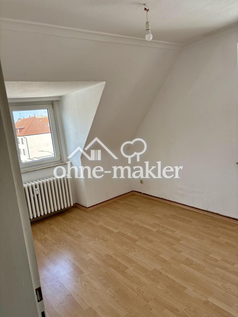 Gemütliche 3-Zimmer-Dachgeschosswohnung mit EBK in zentraler Lage – ab 01.09. frei - Photo 1