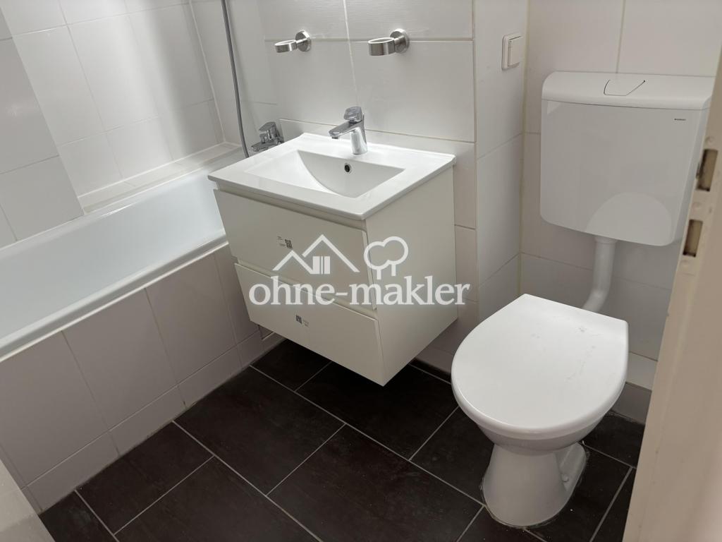 Frisch renovierte 3-Zimmer-Wohnung mit Deister-Blick, Balkon, Einbauküche & Fahrstuhl in Berenbostel - Photo 2