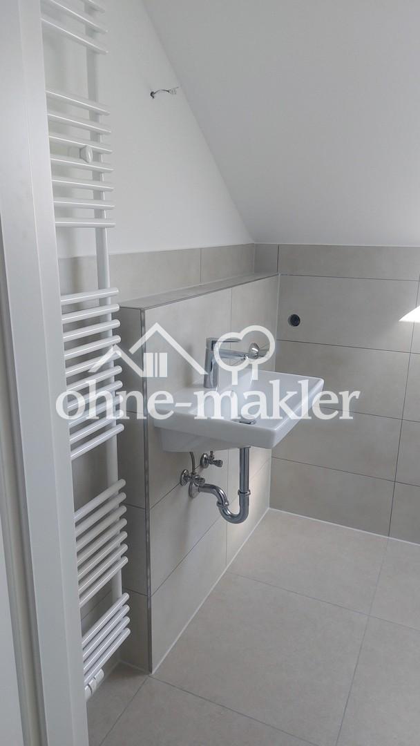 Frisch sanierte Dachgeschosswohnung mit Garage, PV-Strom & Klimaanlage – max. 6 Monate - Photo 2