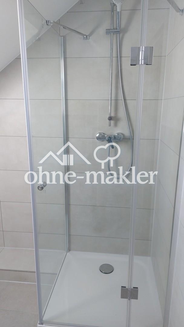 Frisch sanierte Dachgeschosswohnung mit Garage, PV-Strom & Klimaanlage – max. 6 Monate - Photo 4