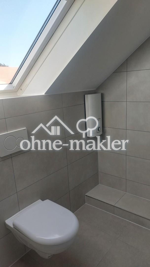 Frisch sanierte Dachgeschosswohnung mit Garage, PV-Strom & Klimaanlage – max. 6 Monate - Photo 3