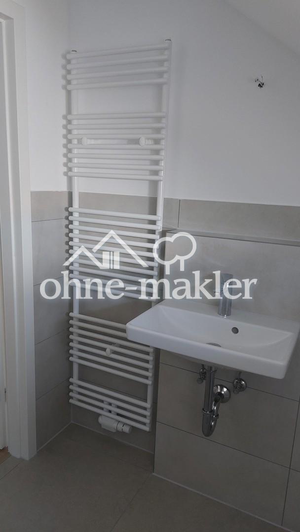 Frisch sanierte Dachgeschosswohnung mit Garage, PV-Strom & Klimaanlage – max. 6 Monate - Photo 1