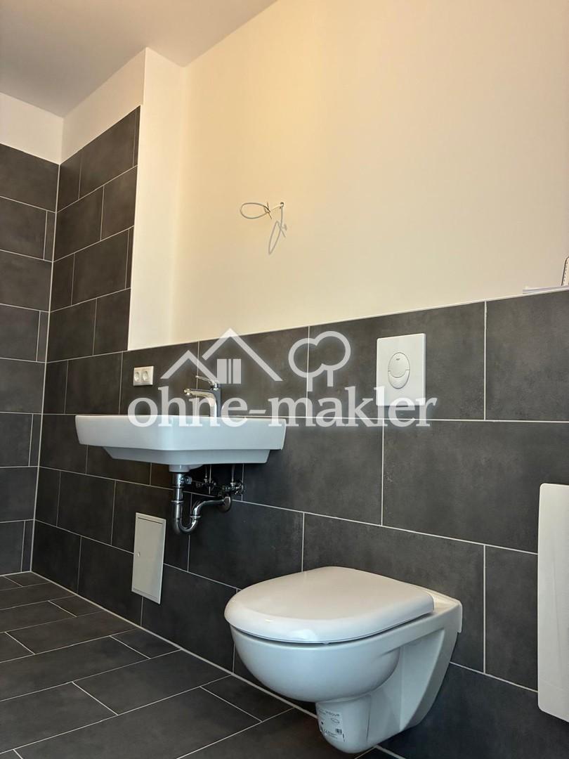 Helle 2 Zi. DG-Wohnung (Neubau) mit EBK, WP, Fussbodenheizung, Aufzug, Balkon u. Stellplatz - Photo 2