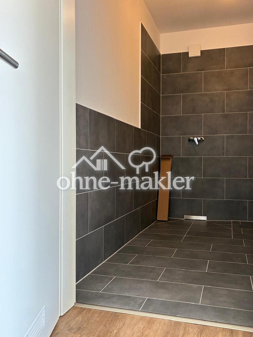 Helle 2 Zi. DG-Wohnung (Neubau) mit EBK, WP, Fussbodenheizung, Aufzug, Balkon u. Stellplatz - Photo 3