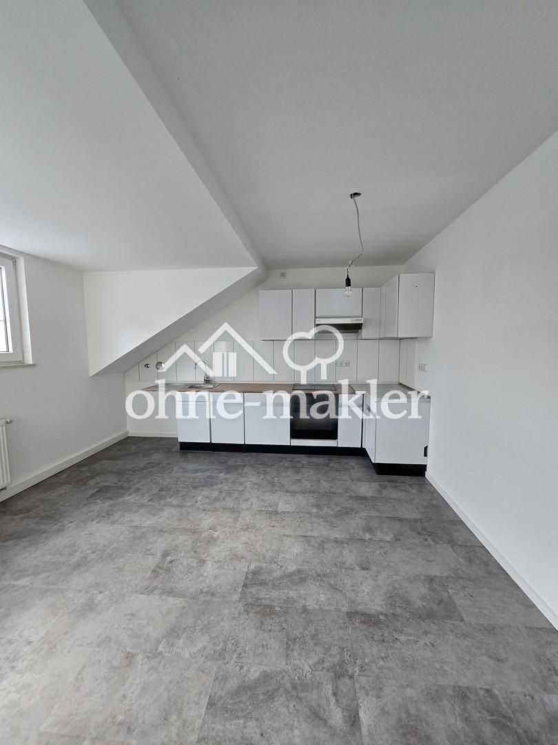 WG-geeignete helle 3-Zimmer-Dachgeschoss-Wohnung, Einbauküche - Foto 1