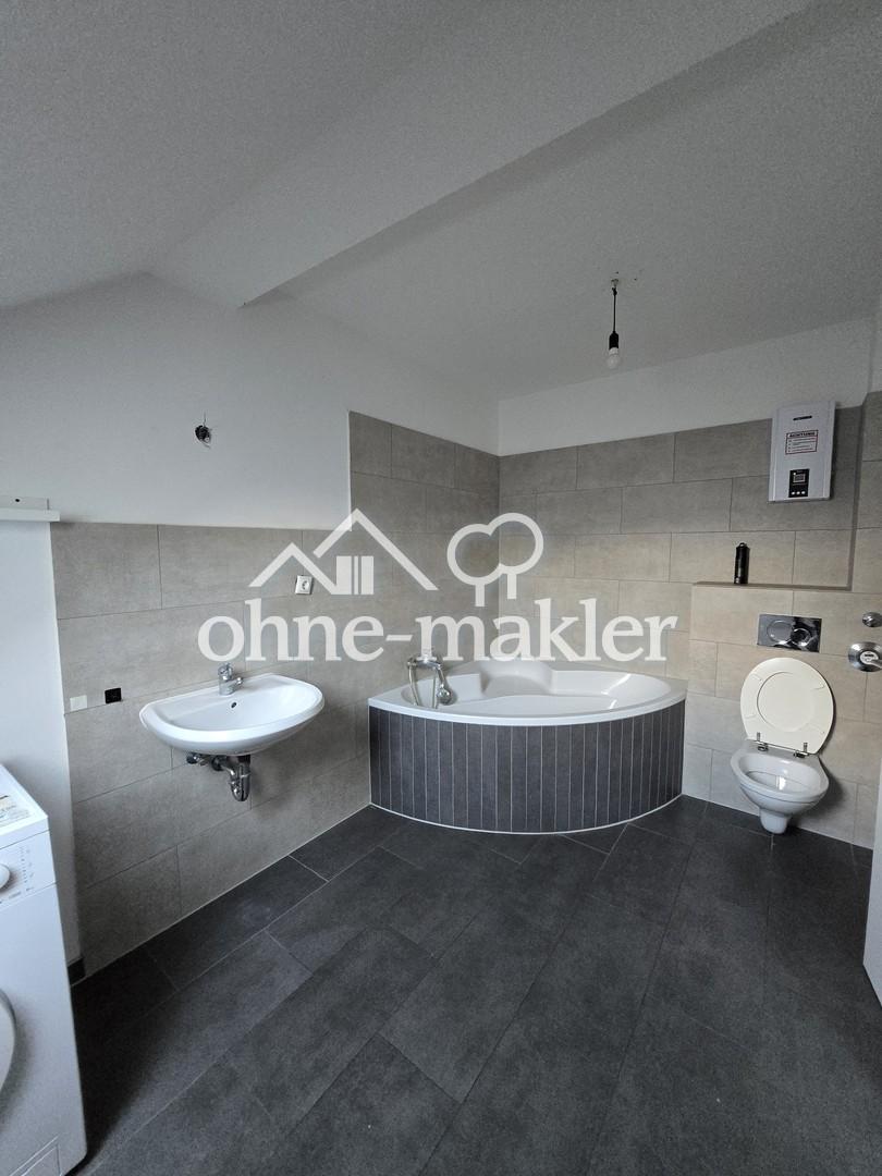 WG-geeignete helle 3-Zimmer-Dachgeschoss-Wohnung, Einbauküche - Foto 2