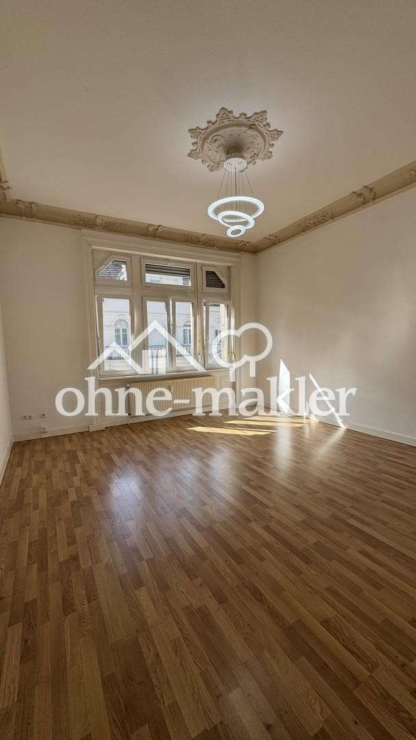 ERSTKLASSIGE, TOP RENOVIERTE STADTWOHNUNG * EBK * MODERNES TAGESLICHTBAD * PARKETT * STUCKDECKE - Photo 1