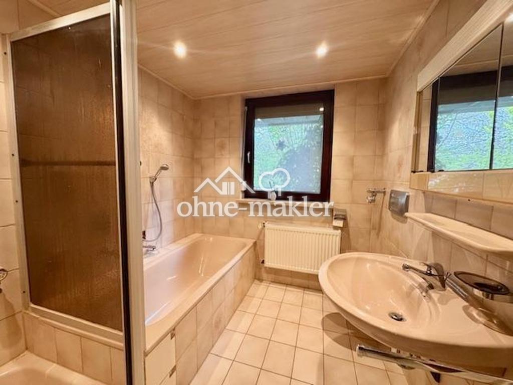 Gepflegte 3-Zimmer-Erdgeschosswohnung mit Balkon, neuer Einbauküche und Garten in Reckendorf - Foto 2