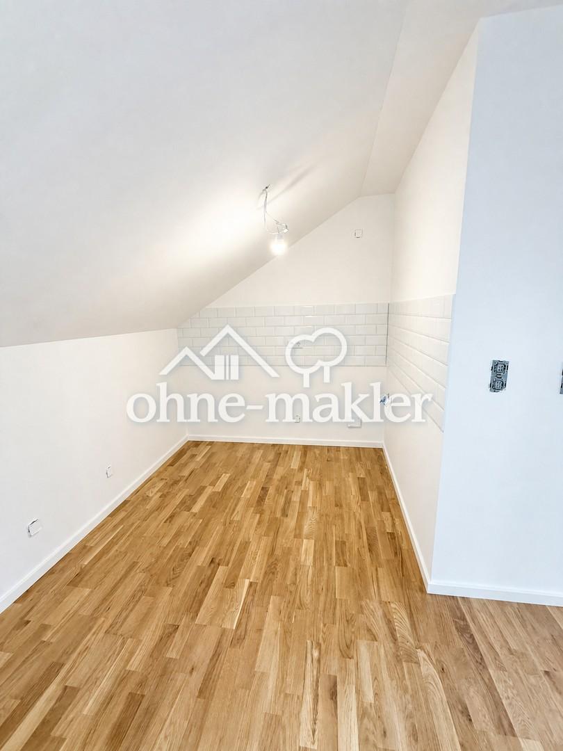Erstbezug nach Dachausbau: Helle 2-Zimmer-Wohnung mit Einbauküche und Balkon - Photo 5