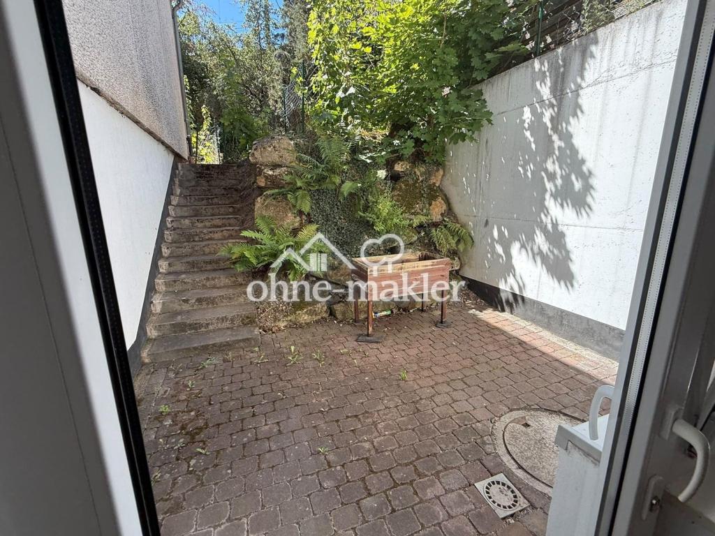 Helle Kellerwohnung mit Einbauküche und kleiner Terrasse - Foto 5
