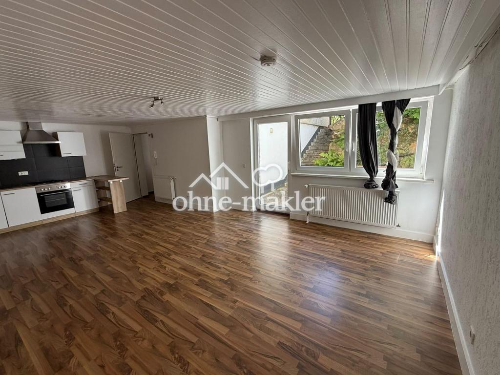 Helle Kellerwohnung mit Einbauküche und kleiner Terrasse - Foto 1