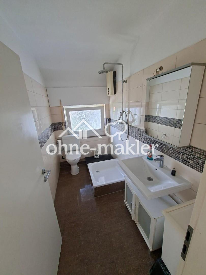 Renovierte 3-Zimmer-Dachgeschosswohnung mit Einbauküche in Erlensee – ab sofort verfügbar - Photo 4