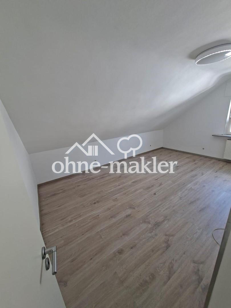 Renovierte 3-Zimmer-Dachgeschosswohnung mit Einbauküche in Erlensee – ab sofort verfügbar - Photo 5