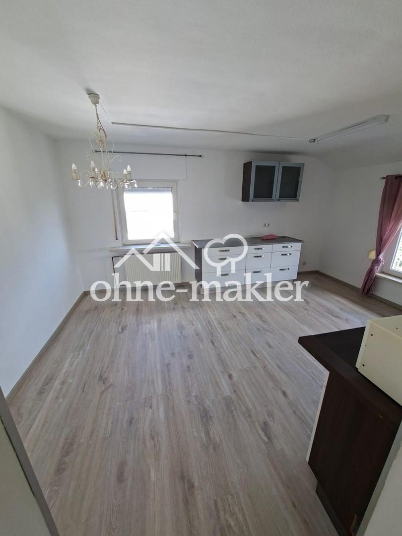 Renovierte 3-Zimmer-Dachgeschosswohnung mit Einbauküche in Erlensee – ab sofort verfügbar - Photo 2