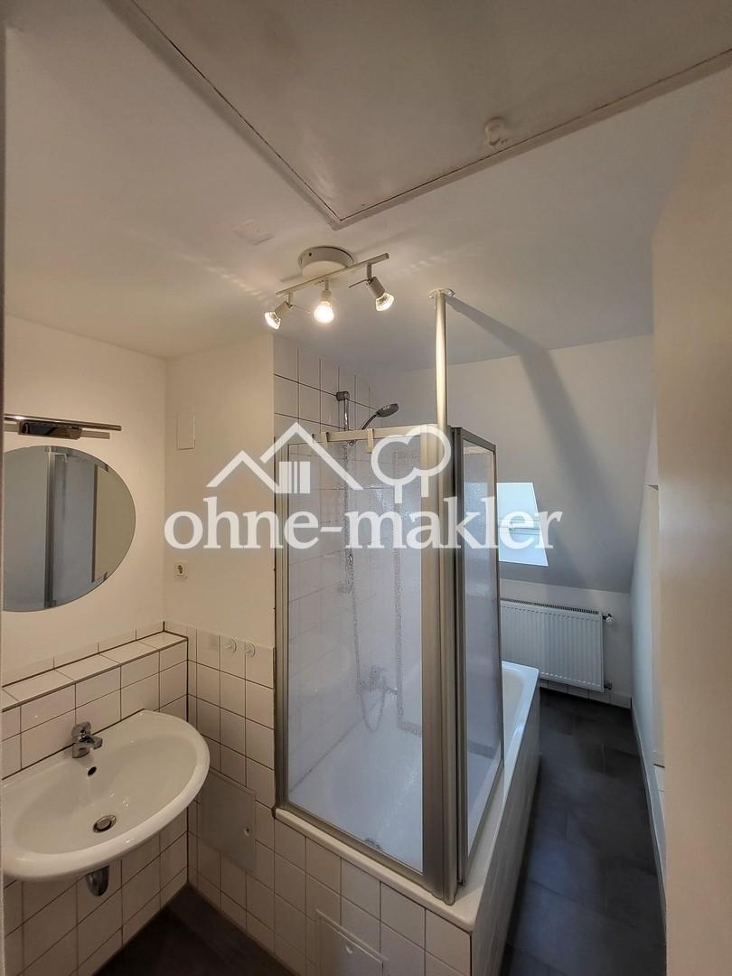 Zentral wohnen mit Weitblick – charmante Dachgeschosswohnung mit Balkon - Photo 5