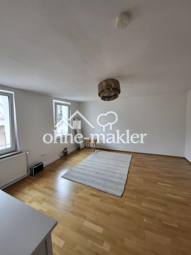 Zentral wohnen mit Weitblick – charmante Dachgeschosswohnung mit Balkon - Photo 1