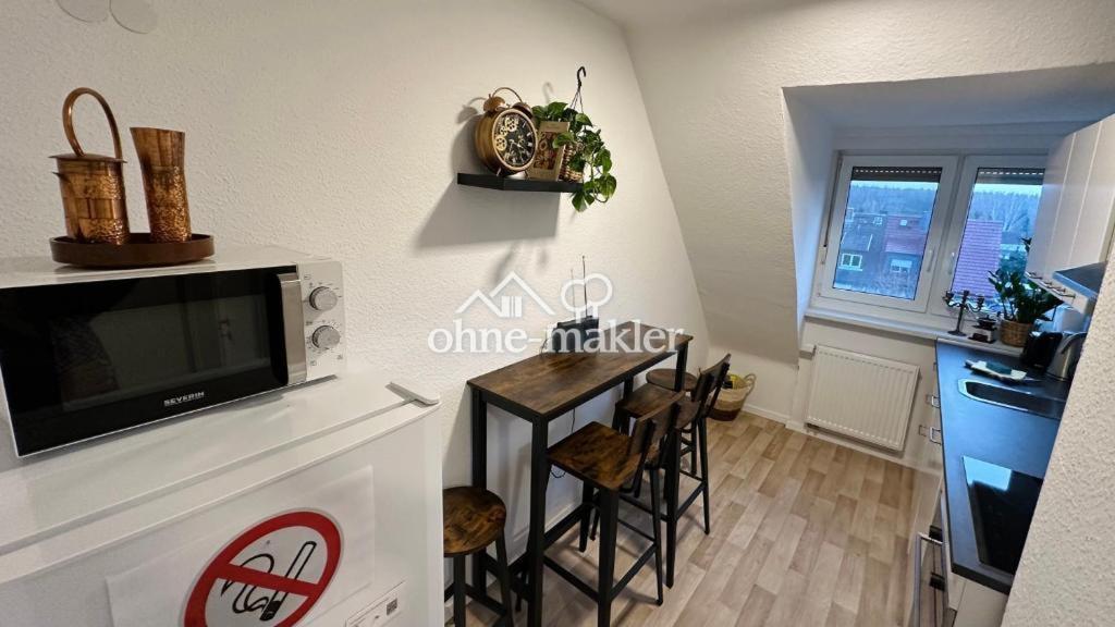 Helle 2-Zi.-Dachgeschosswohnung mit Einbauküche - Foto 2