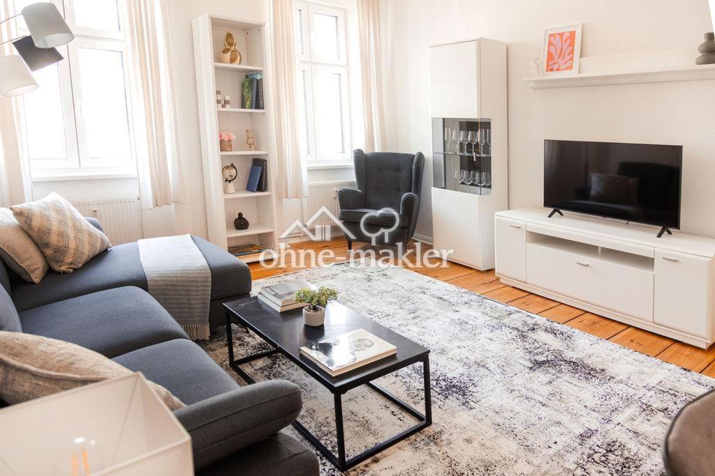 Furnished & fully equipped: bright 2-room apartment (Altbau) with wooden flooring in Berlin-Mitte - Photo 2
