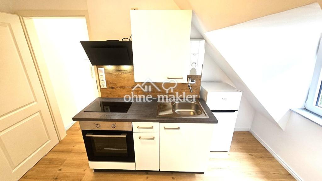 Frisch renovierte 1-Zimmer-Dachgeschosswohnung mit Einbauküche in ruhiger Lage und gepflegtem Haus - Foto 2
