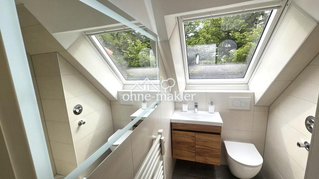 Frisch renovierte 1-Zimmer-Dachgeschosswohnung mit Einbauküche in ruhiger Lage und gepflegtem Haus - Foto 5