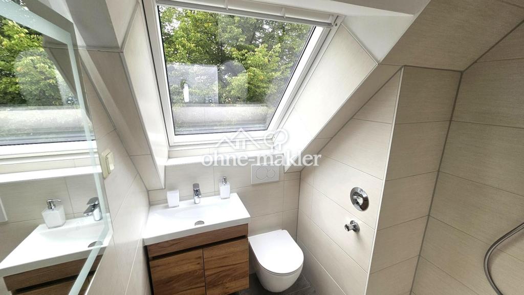 Frisch renovierte 1-Zimmer-Dachgeschosswohnung mit Einbauküche in ruhiger Lage und gepflegtem Haus - Foto 4