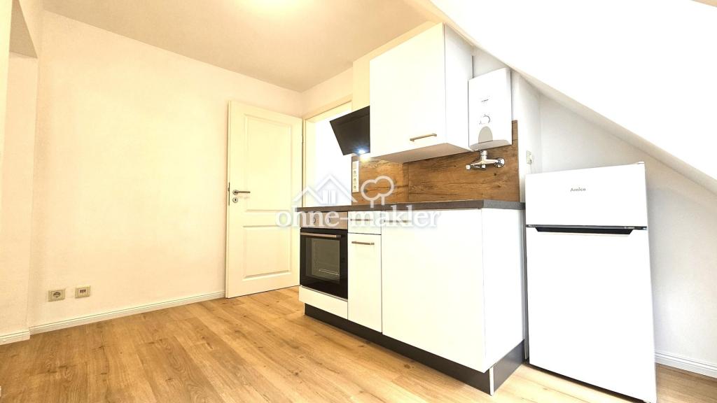 Frisch renovierte 1-Zimmer-Dachgeschosswohnung mit Einbauküche in ruhiger Lage und gepflegtem Haus - Foto 3
