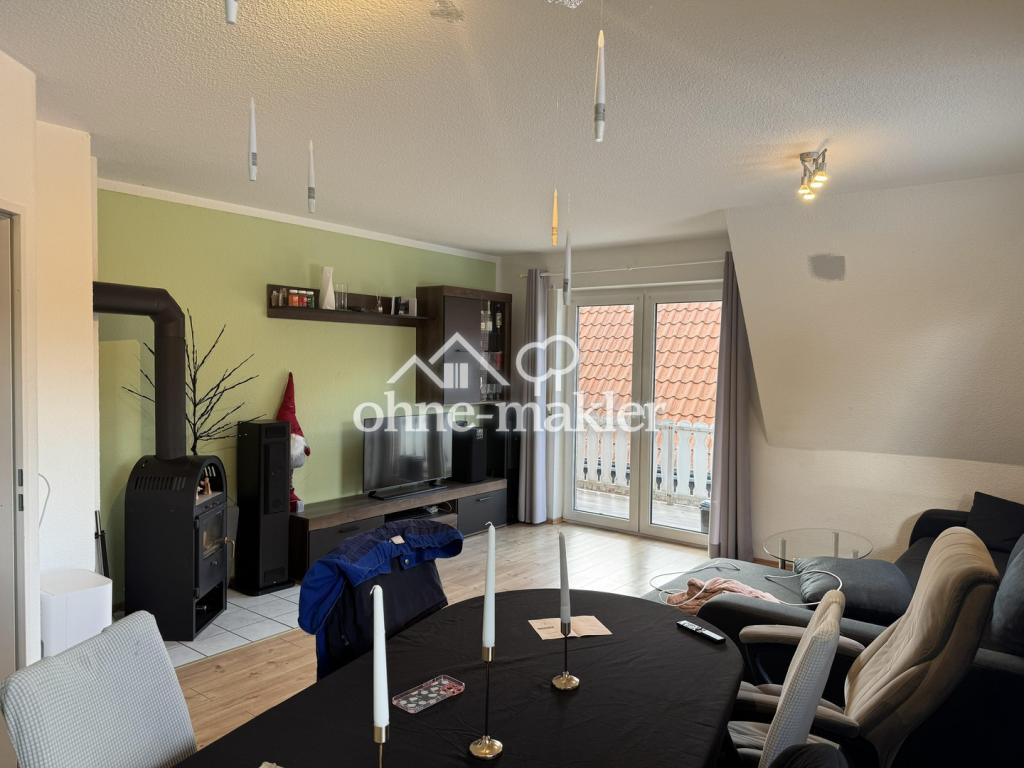Schöne 3 Zimmerwohnung, Küche, Bad, EBK, HWR, Balkon, Kaminofen, Waschtrockner, Carport mit AR - Photo 2