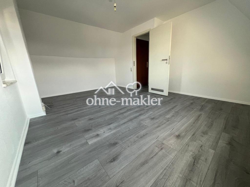 Frisch modernisierte 2,5-Zimmer-Dachgeschosswohnung in Dortmund-Brackel – sofort bezugsfrei - Photo 1