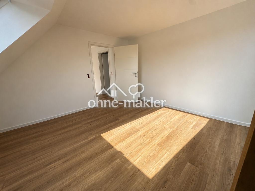 Hochwertiger Erstbezug im Dachgeschoss mit Einbauküche - ca. 110 m² - mit Stellplatz in ruhiger Lage - Photo 1