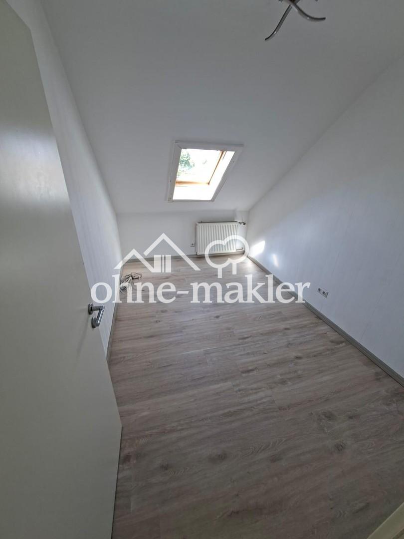 Renovierte 3-Zimmer-Dachgeschosswohnung mit Einbauküche in Erlensee – ab sofort verfügbar - Photo 5