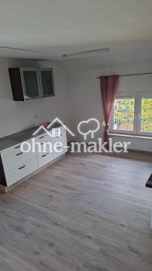 Renovierte 3-Zimmer-Dachgeschosswohnung mit Einbauküche in Erlensee – ab sofort verfügbar - Photo 3