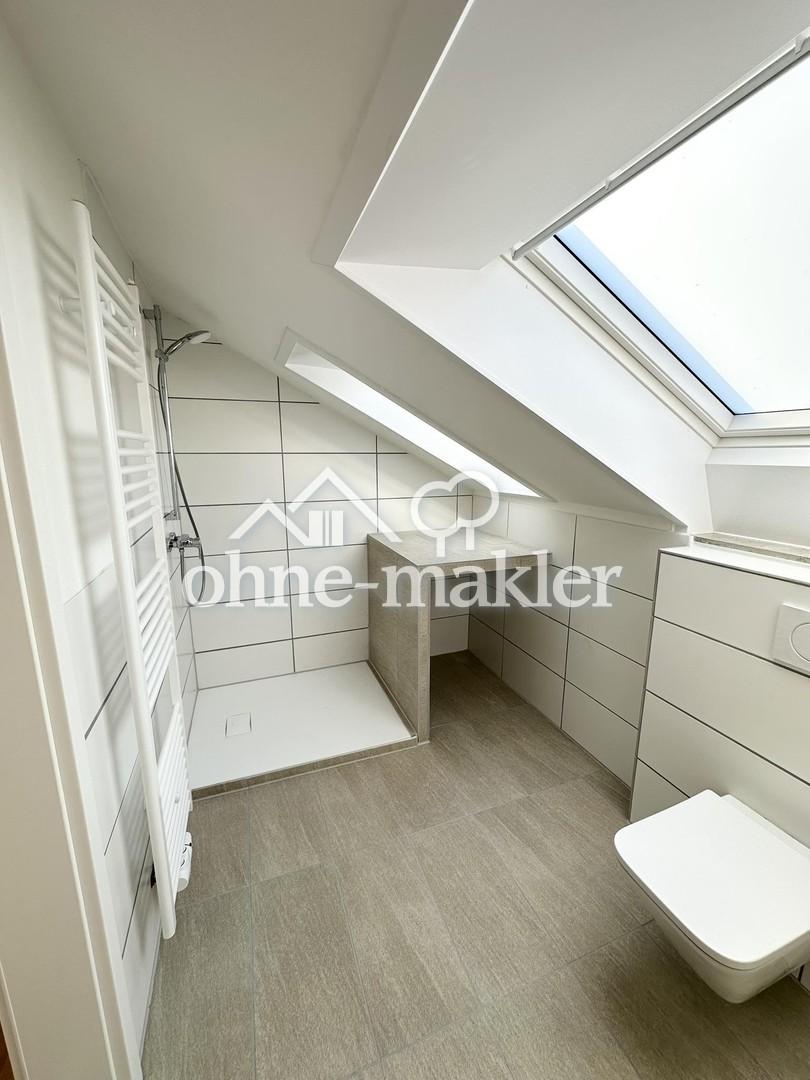 Frisch sanierte, lichtdurchflutete 2-Zimmer-Dachgeschosswohnung mit Balkon und Stellplatz - Photo 3