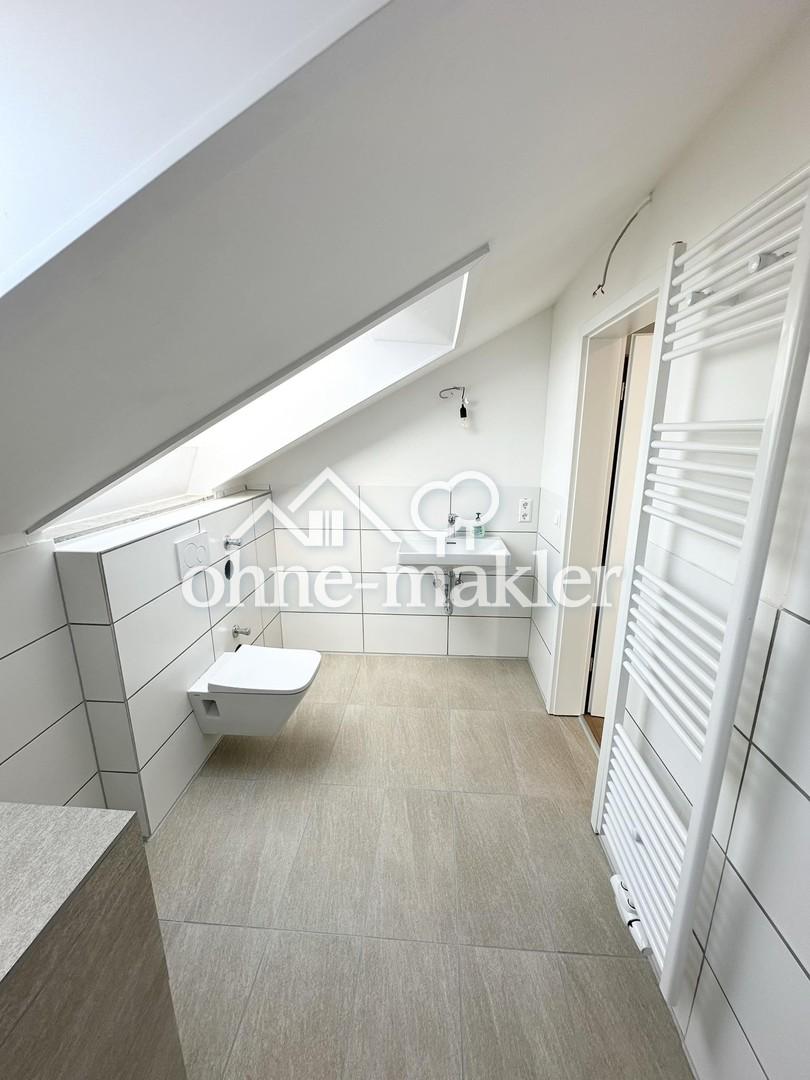 Frisch sanierte, lichtdurchflutete 2-Zimmer-Dachgeschosswohnung mit Balkon und Stellplatz - Photo 5