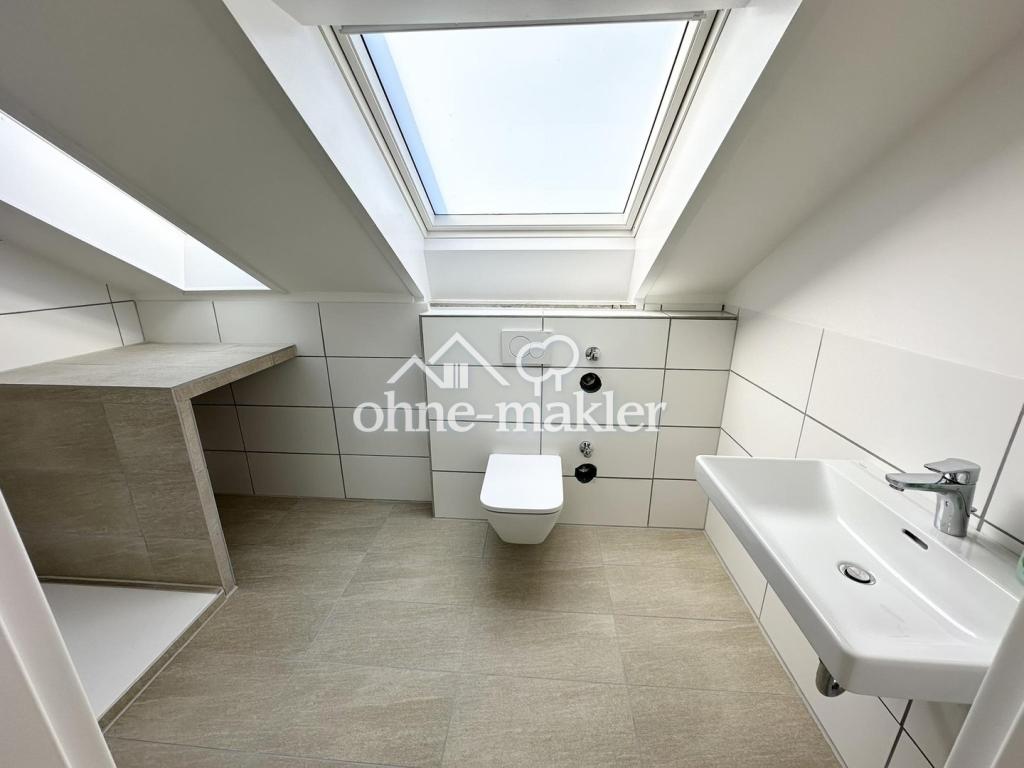Frisch sanierte, lichtdurchflutete 2-Zimmer-Dachgeschosswohnung mit Balkon und Stellplatz - Photo 4