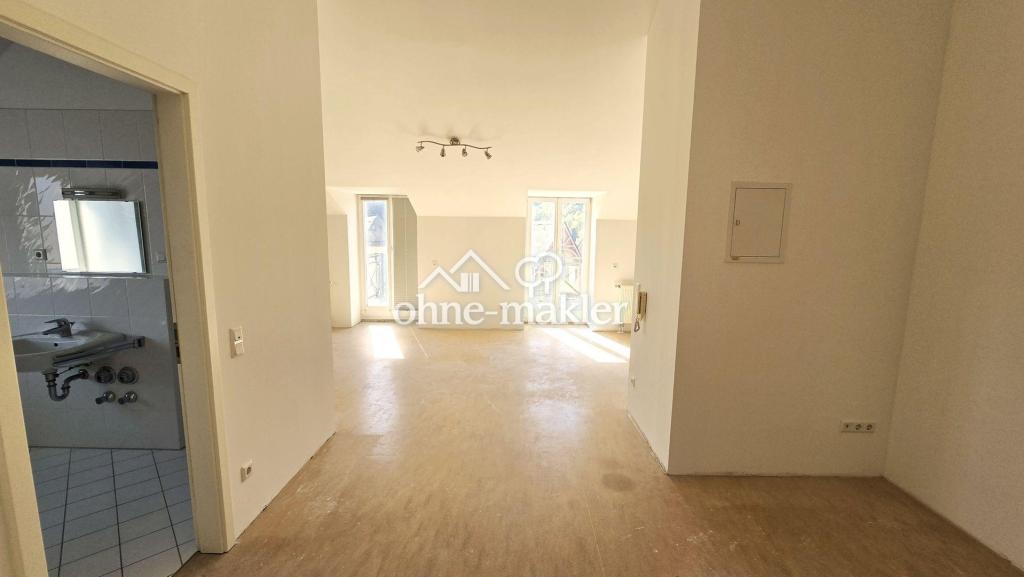 Baudenkmal „Robertsburg": Helle 2-Zimmer-DG-Wohnung mit Südbalkon und Schlossblick - Foto 2