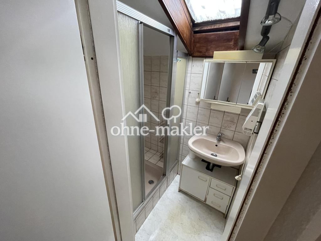Sonnige 3 Zimmer DG-Whg.m.Stellplatz und Einbauküche in Stammheim ruhige Straße - Photo 4