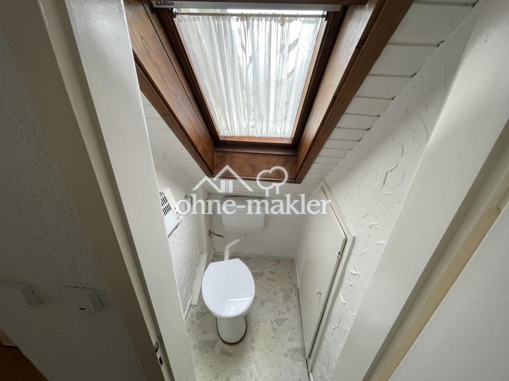 Sonnige 3 Zimmer DG-Whg.m.Stellplatz und Einbauküche in Stammheim ruhige Straße - Photo 3