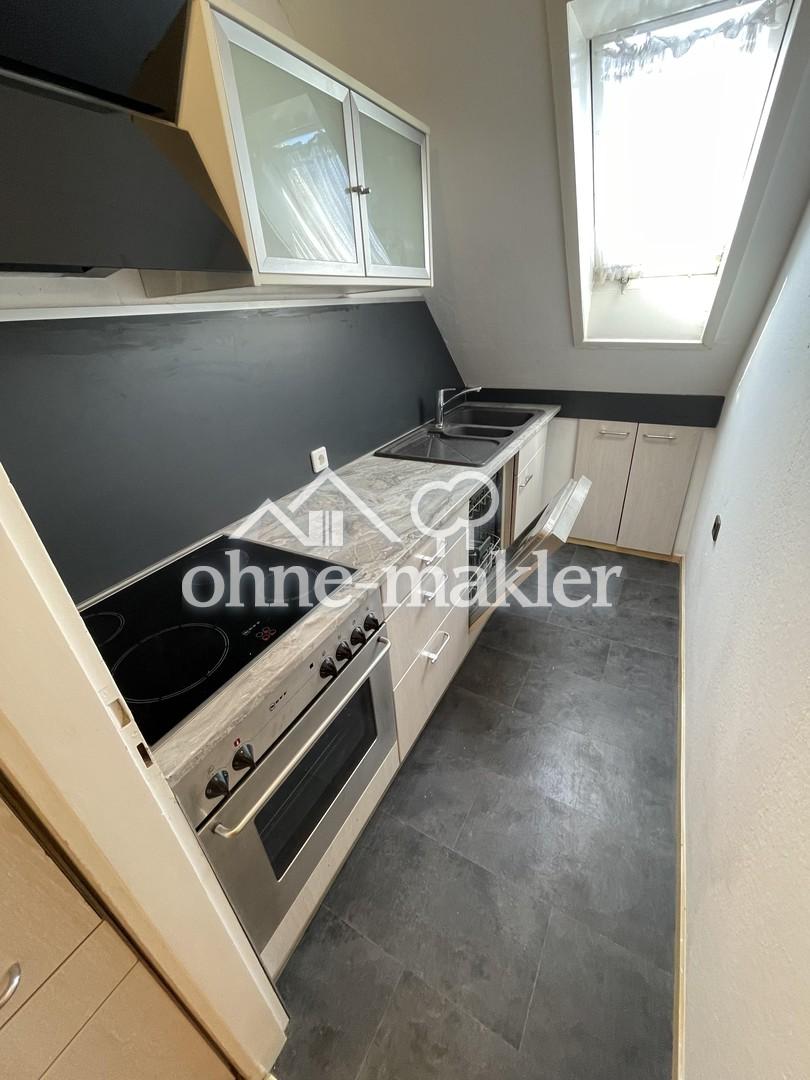 Sonnige 3 Zimmer DG-Whg.m.Stellplatz und Einbauküche in Stammheim ruhige Straße - Photo 2