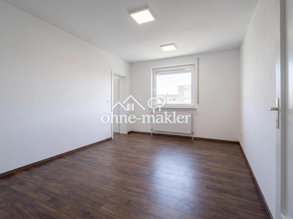 Kernsaniere 4 Zimmer Wohnung mit Küche und sonnigem Balkon - Foto 1