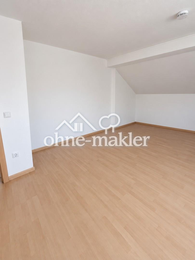 Helle 3,5-Zimmer-Dachgeschosswohnung mit Einbauküche und Stellplatz in Reiskirchen-Lindenstruth - Foto 4