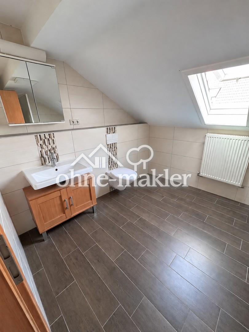 Helle 3,5-Zimmer-Dachgeschosswohnung mit Einbauküche und Stellplatz in Reiskirchen-Lindenstruth - Foto 2
