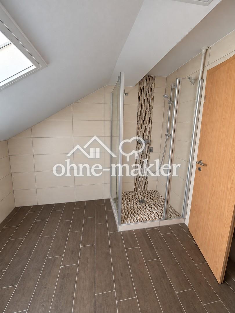 Helle 3,5-Zimmer-Dachgeschosswohnung mit Einbauküche und Stellplatz in Reiskirchen-Lindenstruth - Foto 3